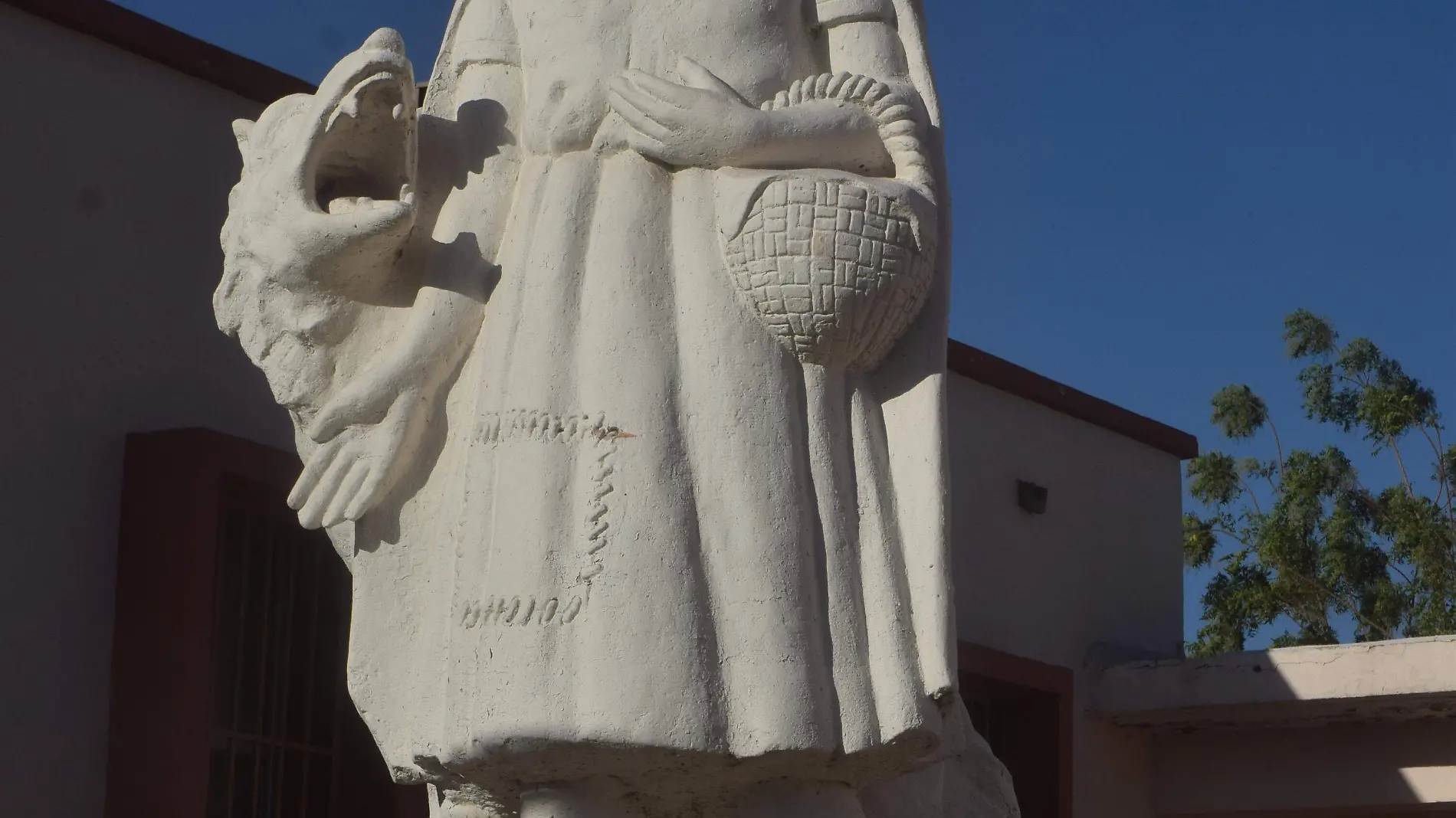 La estatua de la Caperucita Roja se encuentra en Radio Universidad